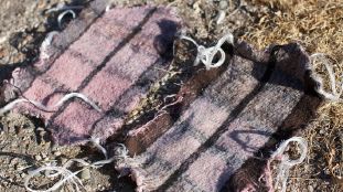 Unser letztes Bild zeigte das einfache Gerät, mit dem die Polizei im Grenzland zwischen Mexiko und den USA die von illegalen Migranten benutzten Pfade glättet, um neue Spuren rasch identifizieren zu können. Hier nun die List der Gegenseite: Mit dicken, um die Schuhe gebundenen Stoffstücken versuchen die Migranten ihre Fussabdrücke zu kaschieren.