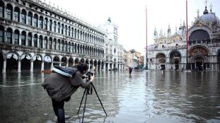 28. November: Venedig steht seit Tagen unter Wasser - und ein Rückgang des Wassers ist nicht absehbar. Die Behörden haben heute eine Wetterwarnung herausgegeben.